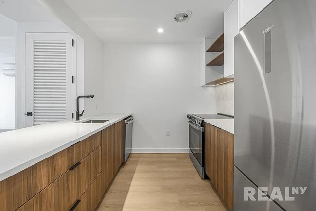 Building Photo - 953 Dean St