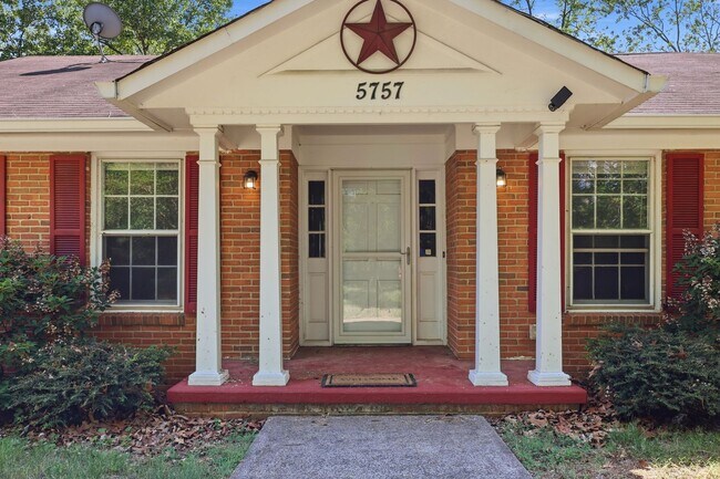 Foto del edificio - 5757 Heards Mountain Rd