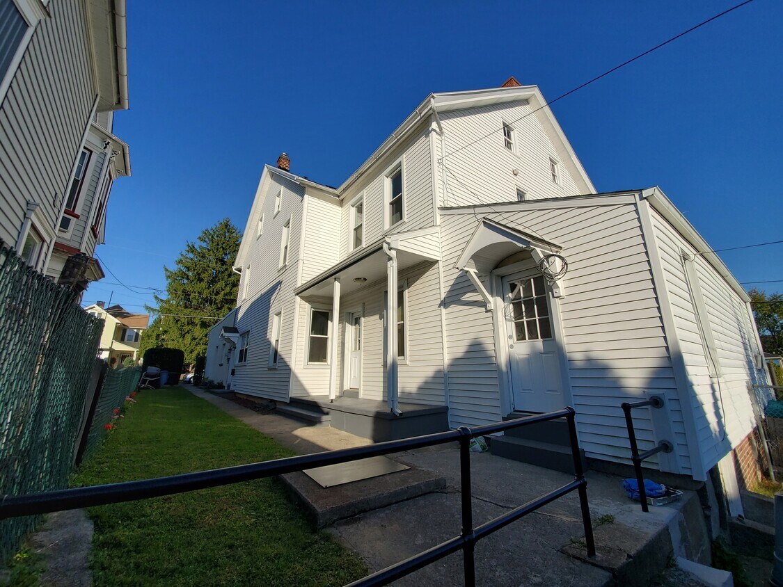 1038 3rd St, Catasauqua, PA 18032 Apartments in Catasauqua, PA