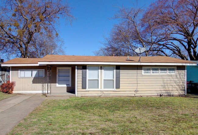 Building Photo - Coming Mid-April! Charming 3-Bedroom, 2-Ba...