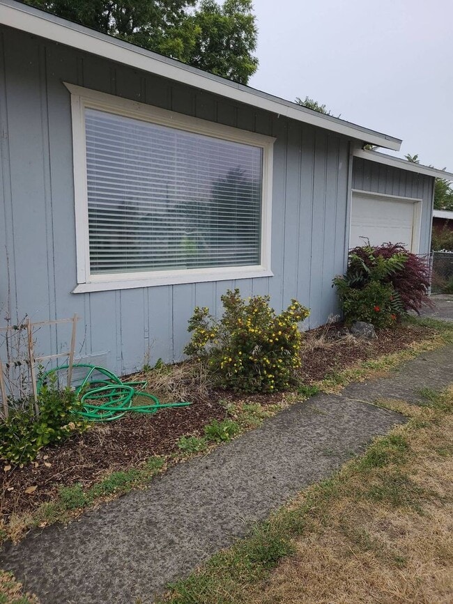 Foto del edificio - House with Garage & Fenced Yard