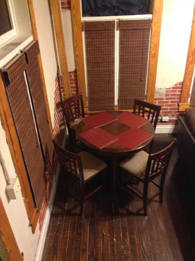 Building Photo - Room in Condo on E San Antonio St