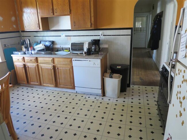 Building Photo - 64 Linden Ave