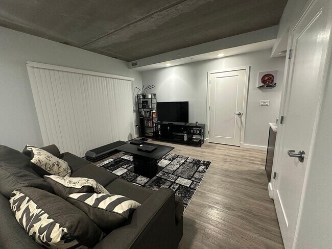 Foto del edificio - 1323 W Morse Ave