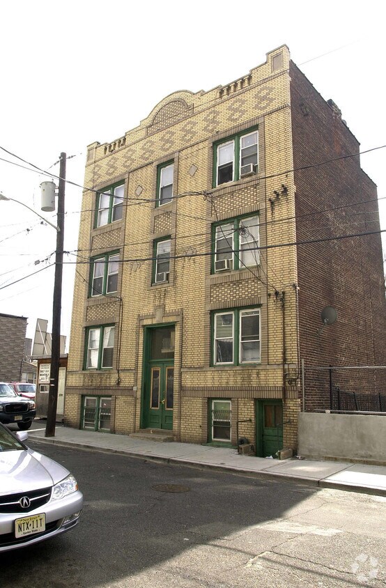 Building Photo - 25 Rock St