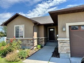 Building Photo - 674 Tanglewood Dr