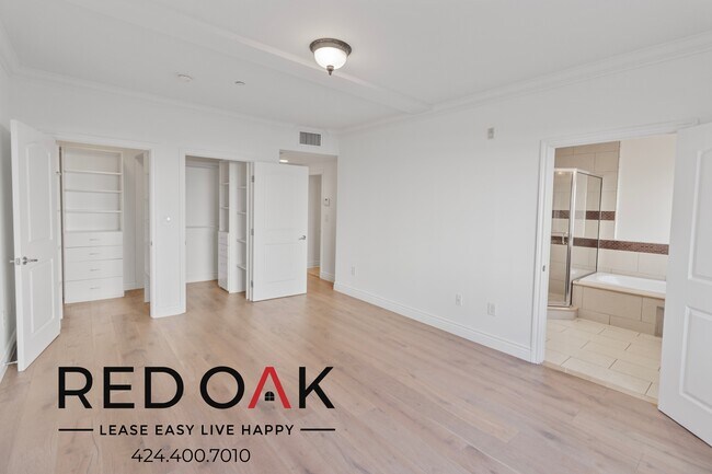 Foto del edificio - Spacious Three Bedroom with a Private Balc...