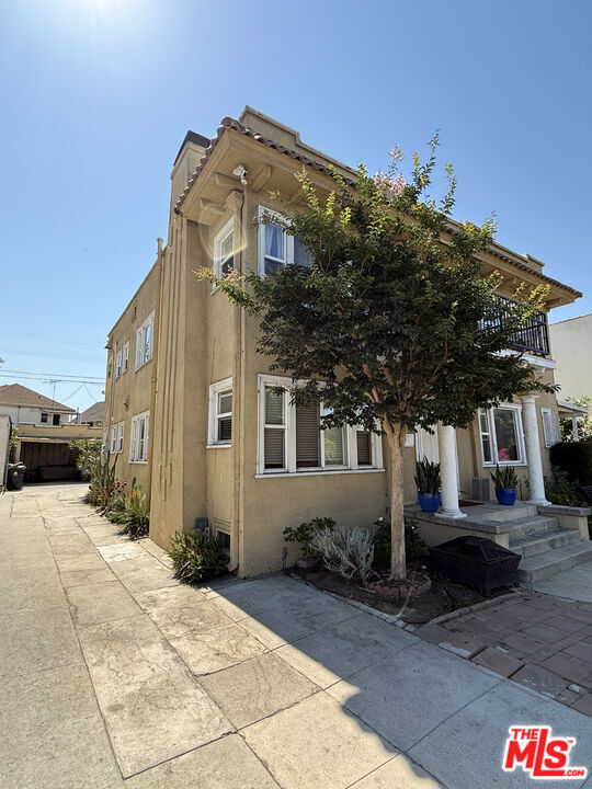 Building Photo - 1436 S Norton Ave