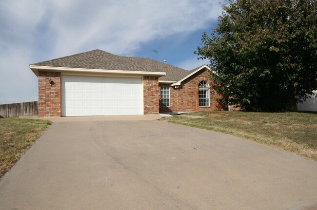 Building Photo - 4 Bed Brick Home! Zia School District! - Pets Welcome!!!