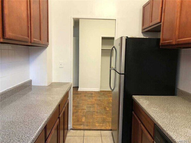 Foto del edificio - 98-34 63rd Dr