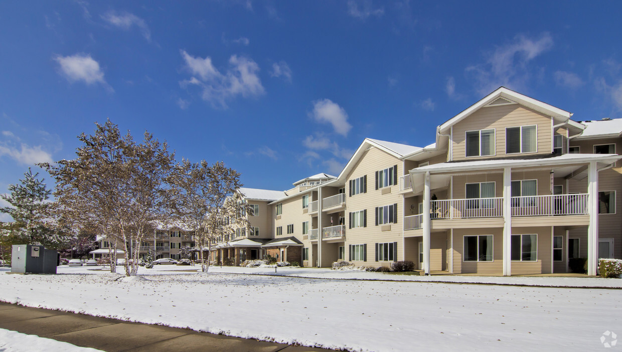 Building Photo - Holiday Jackson Oaks