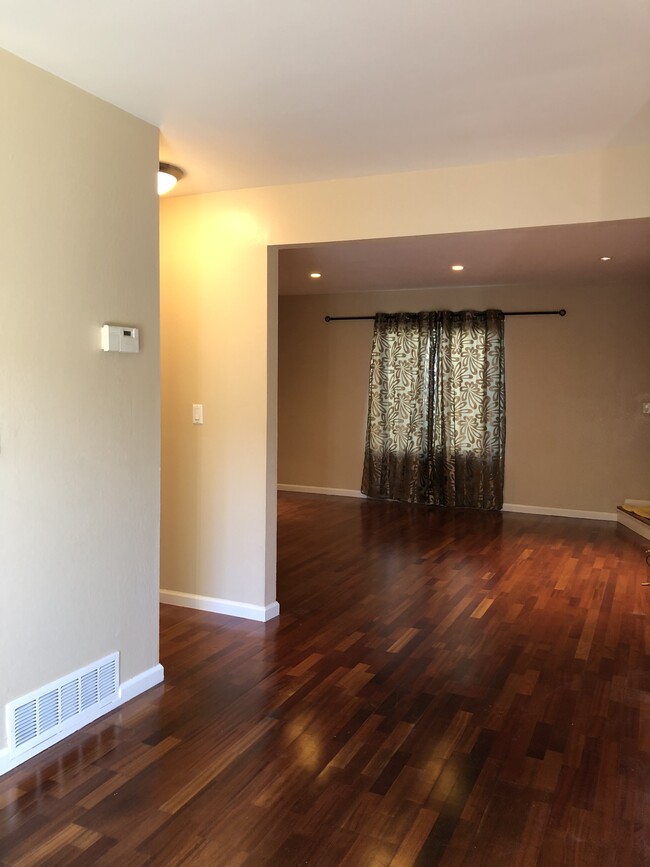 Living room - 3555 Northwood Dr
