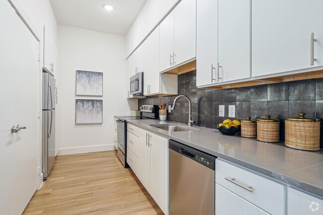 1BR, 1BA - 678SF - Kitchen - Arbor Park - 1032