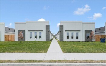 Building Photo - 4 Country Club Dr