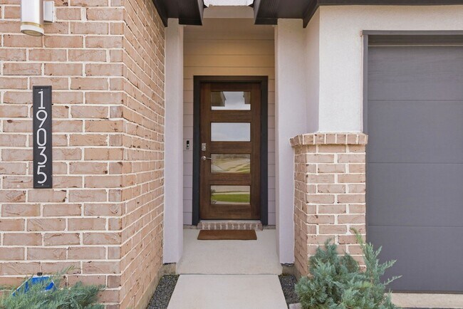 Foto del edificio - 19035 Denstone Clf Wy