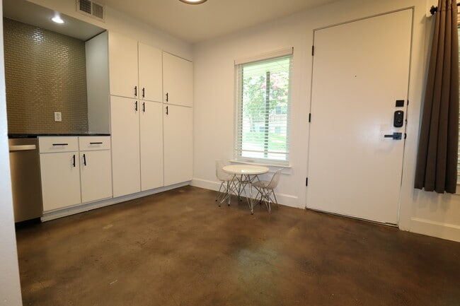 Building Photo - 2200 Dickson Dr