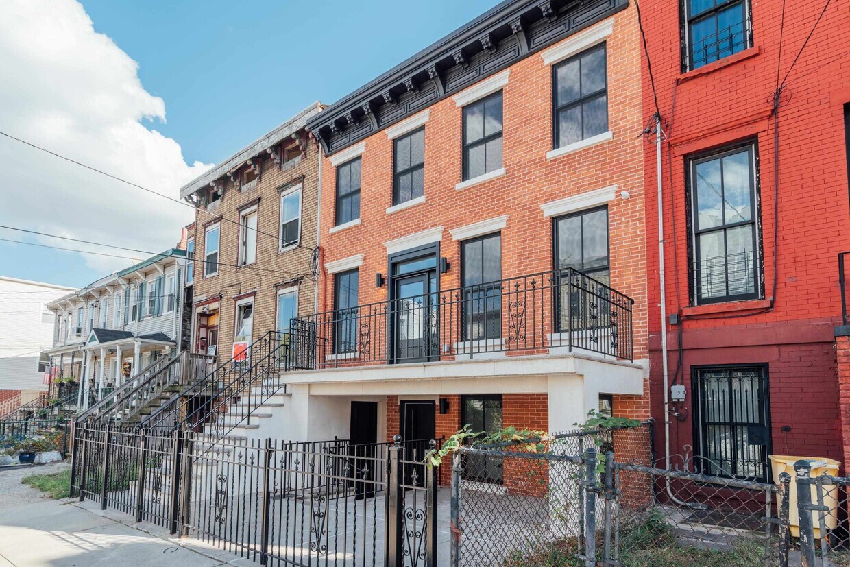 Primary Photo - 330 Whiton St