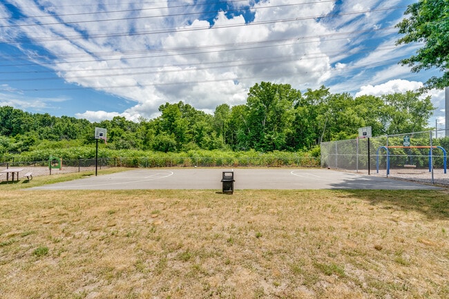 Basketball Court - Townhouse Court Apartments