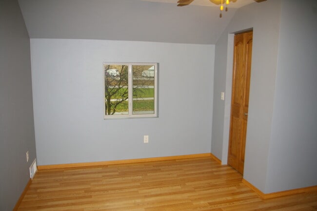 2nd floor master bedroom - 725 S Evergreen St
