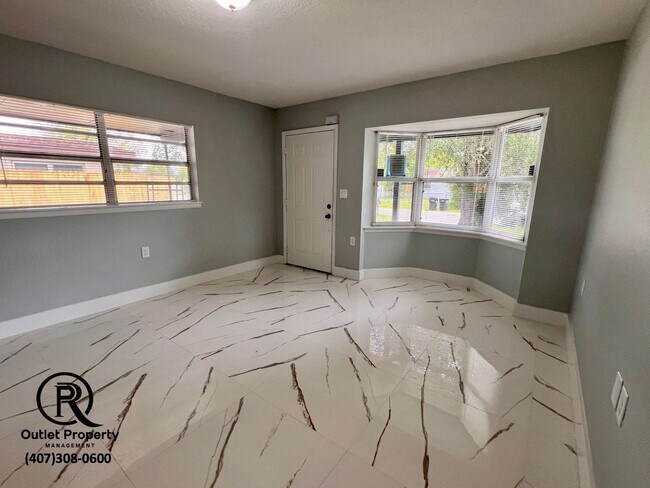 Foto del edificio - Completely Renovated 3 Bedrooms / 2 Bathro...