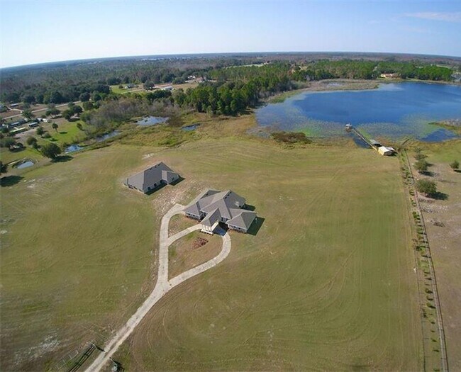 Foto del edificio - 20 Acres, 6 stall horse barn, Lakefront on...