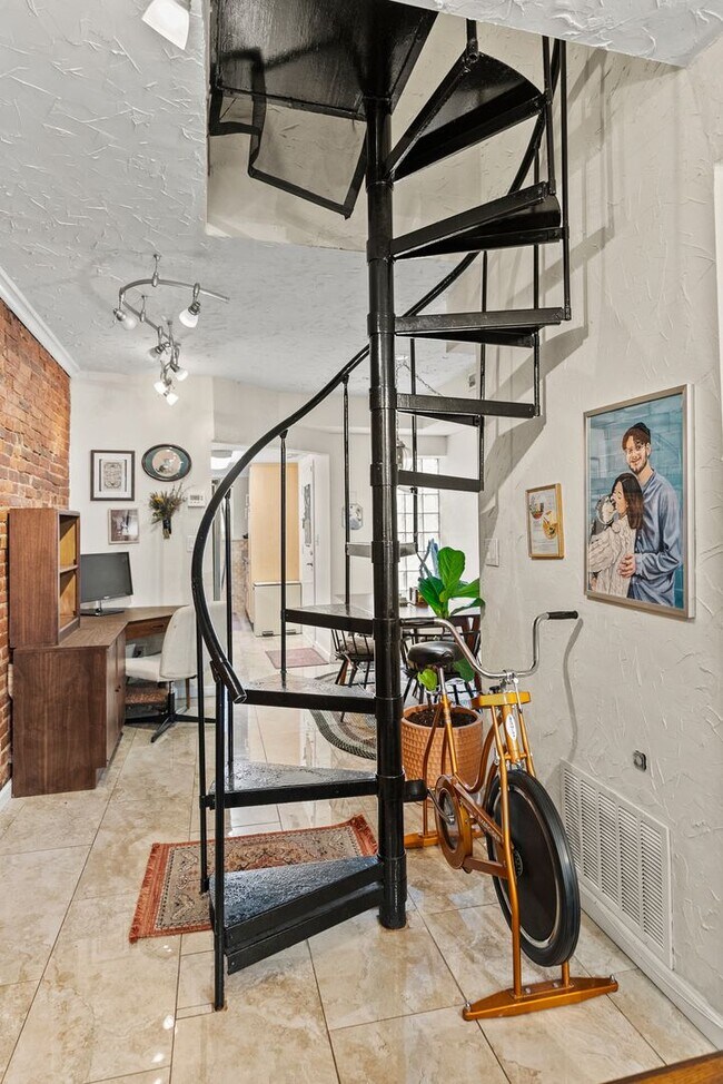 Foto del edificio - Charming Row Home | 2 Bed | 1 Bath | 950 Sf | Fenced Backyard | 2 Surface Parking Spaces