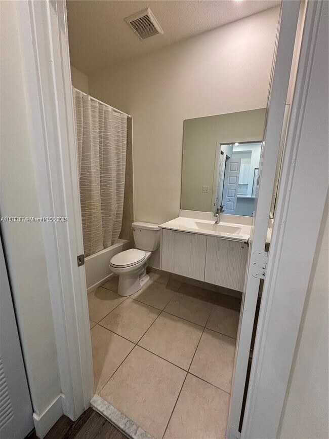 Foto del edificio - 7819 NW 104th Ave