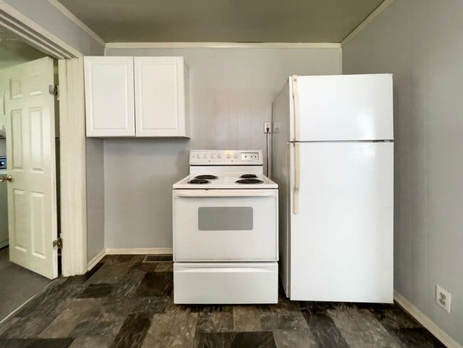 Building Photo - PRELEASING for AUGUST! Close to Campus