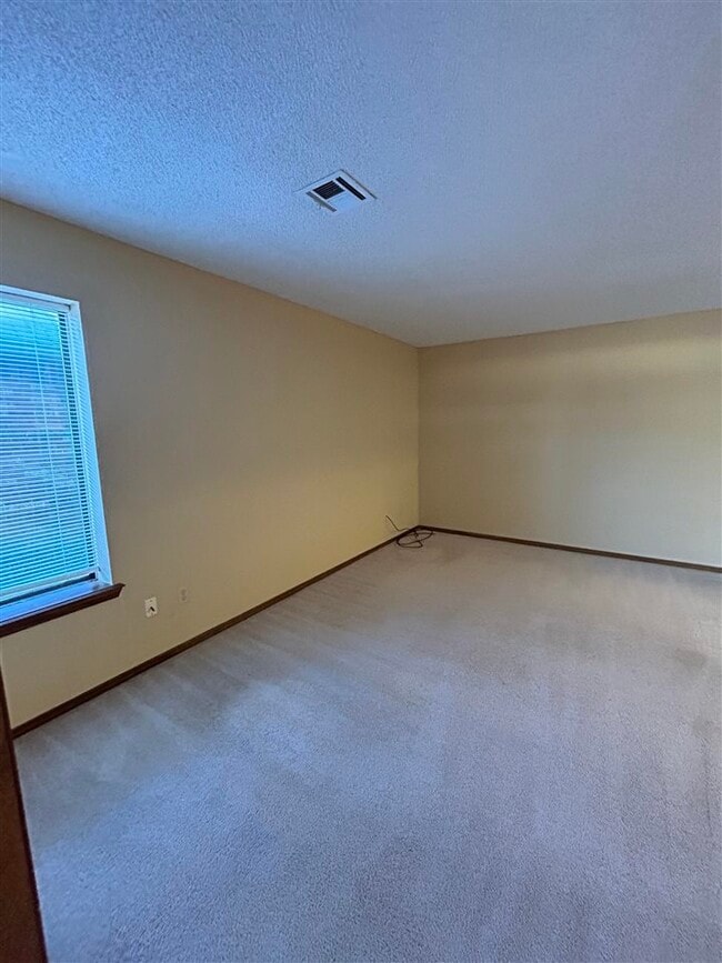 Building Photo - 901 NE Tortoise Dr