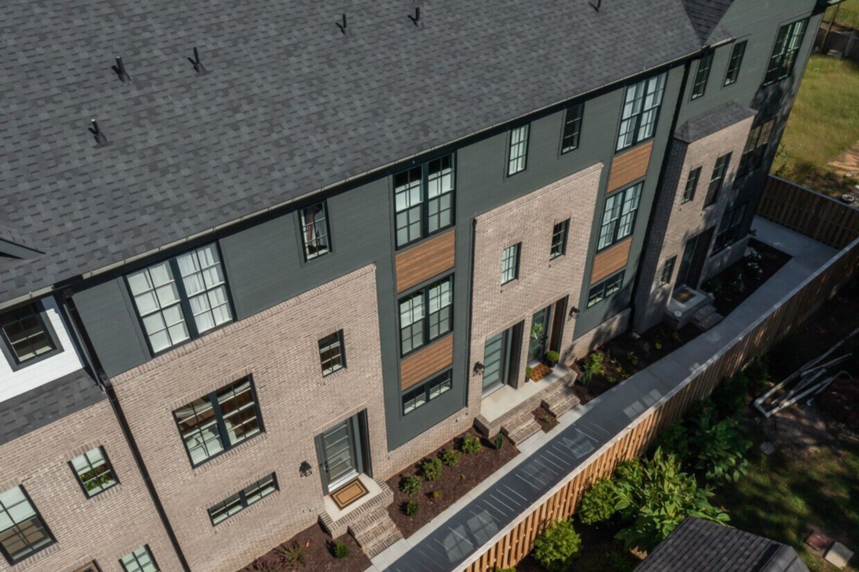 Foto principal - 2 BR 2.5 BA- Downtown Greenville Townhome-...