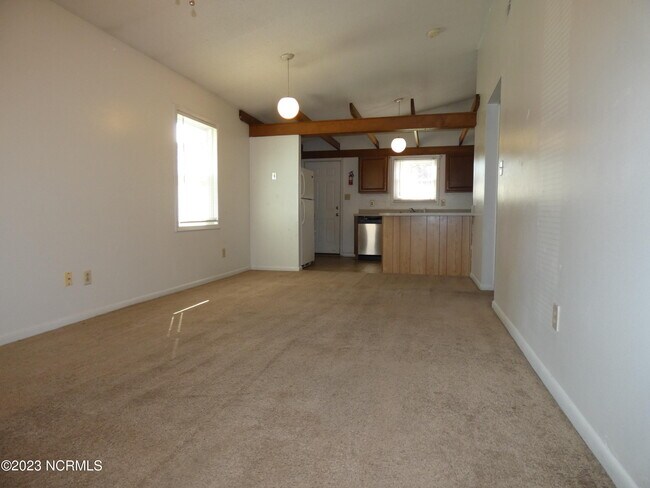 Building Photo - 158 Village Cir