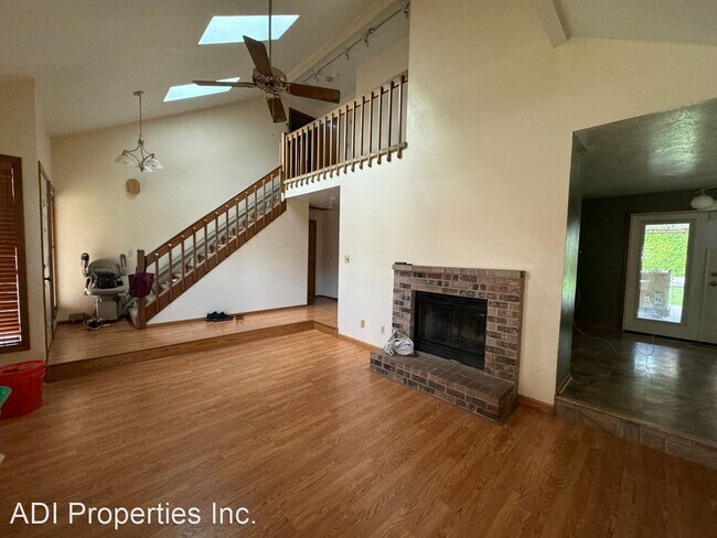 Building Photo - 3 br, 1.5 bath House - 5753 NW Landing Dr