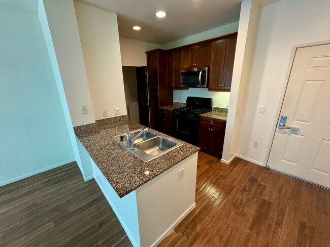 Foto del edificio - Poolside Perfection in Irvine – Stylish 2-Bed, 2-Bath with Resort Amenities!