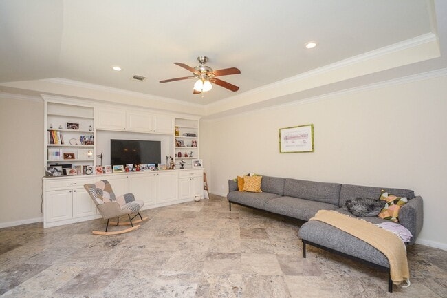 Building Photo - 9906 Cedardale Dr