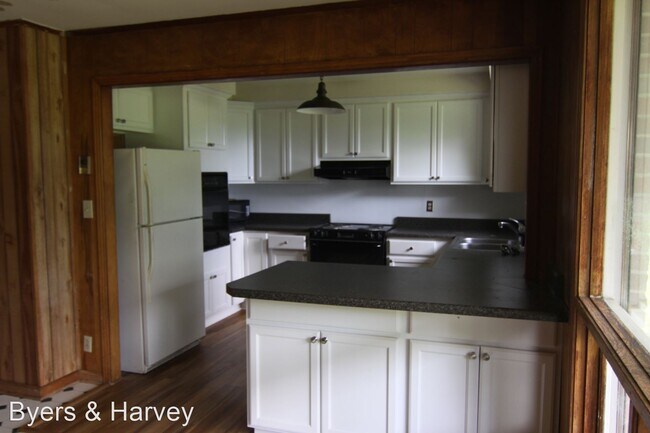 Building Photo - 3 br, 1.5 bath House - 2850 Ford Road