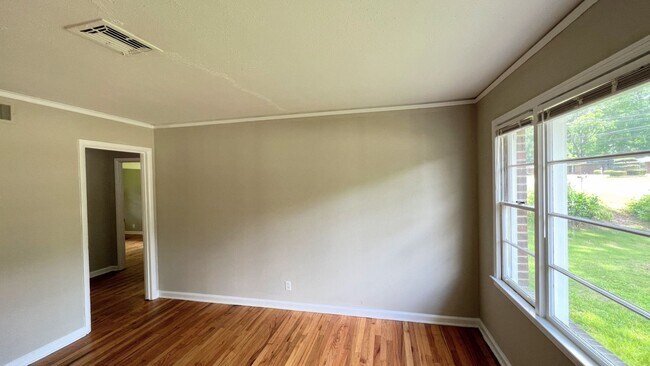 Building Photo - Hello Gorgeous !! 3- bedroom just waiting ...