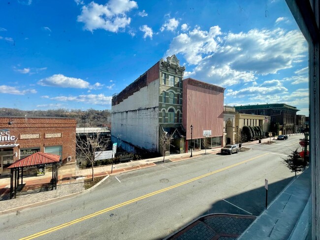 Building Photo - Benny's 2 Bedroom Loft on Main St