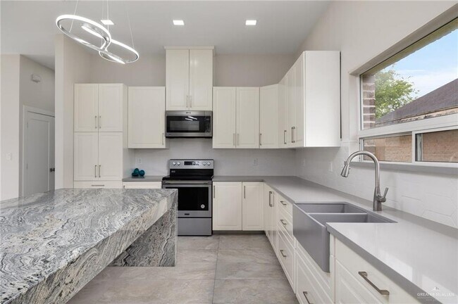 Foto del edificio - 2041 Lake View Dr