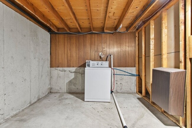 Building Photo - 2400 Canter Ln