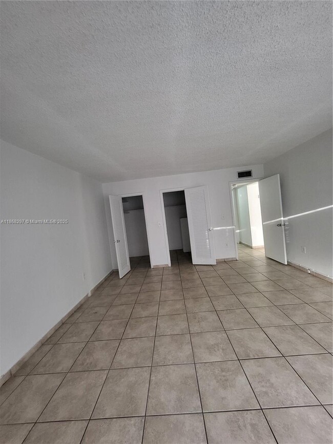 Building Photo - 1175 Normandy Dr