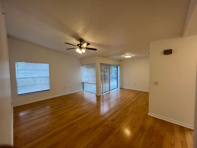 Foto del edificio - 2673 Warmsprings Way