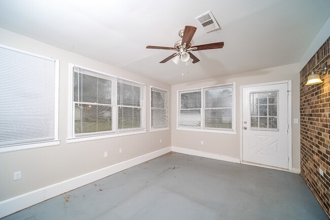 Building Photo - 121 Greenwood Cir