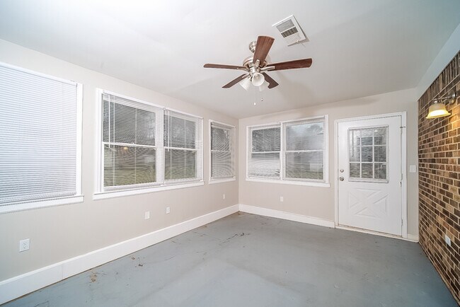 Foto del edificio - 121 Greenwood Cir