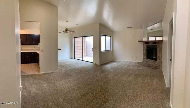 Building Photo - Charming Townhome