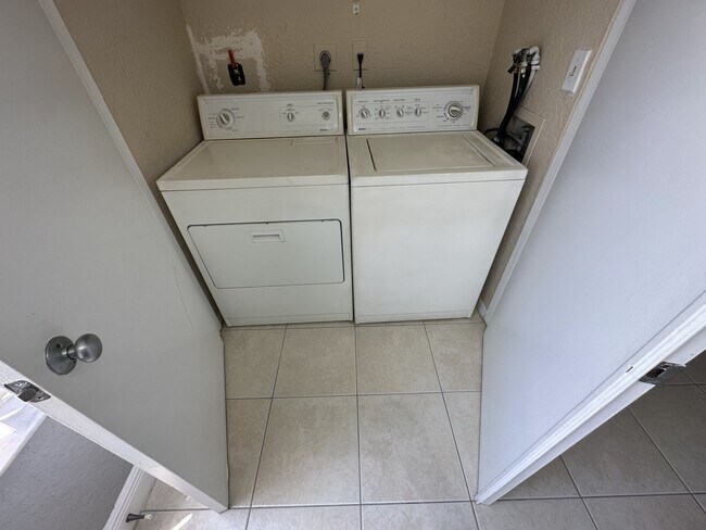 Building Photo - 2861 N Oakland Forest Dr