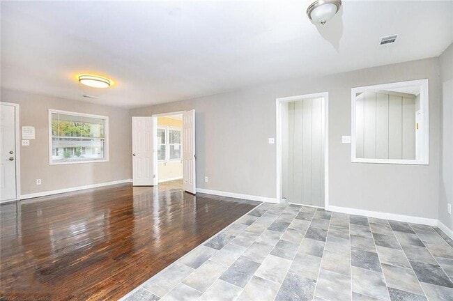 Building Photo - 185 Oak Dr SE