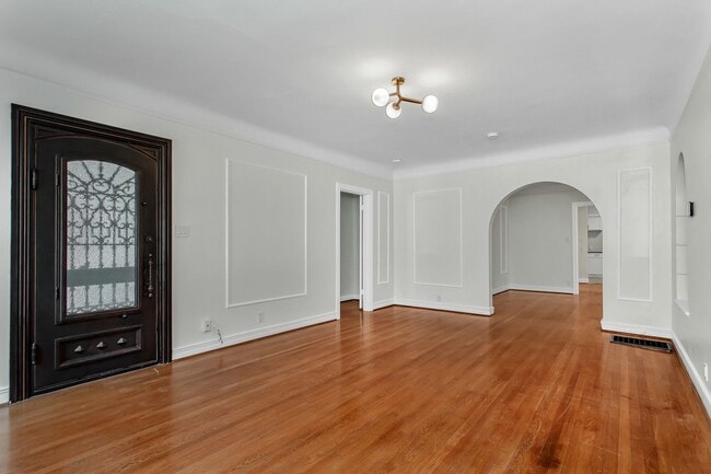 Building Photo - 3 Bedroom, 1 Bath Duplex in University Place!