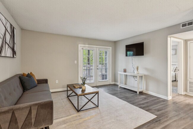 Building Photo - 1800 Lantern Ridge Dr