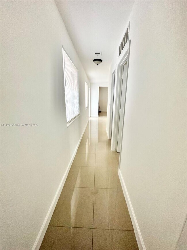 Building Photo - 1122 NW 32nd Ct
