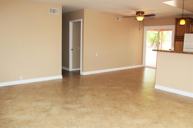 Foto del edificio - 2750 Dahlia Ave